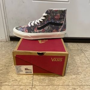 NWT- SK8-HI Moody floral tapered